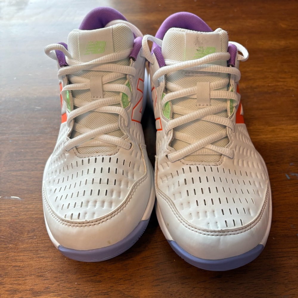 New Balance woman’s 696 V4 hard court tennis shoes White and Purple
